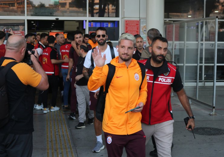 Galatasaray, Antalya’da 'Aşkın Olayım' Tezahüratlarıyla Karşılandı