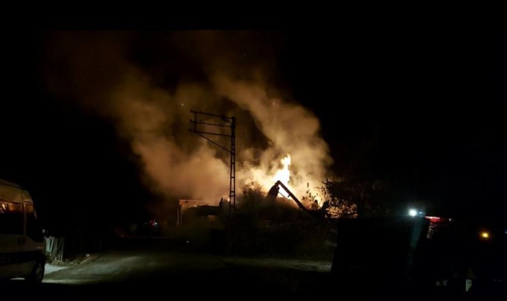 Karabük'te İlçe Başkanı Ve 3 Kişinin Samanlıkları Yandı