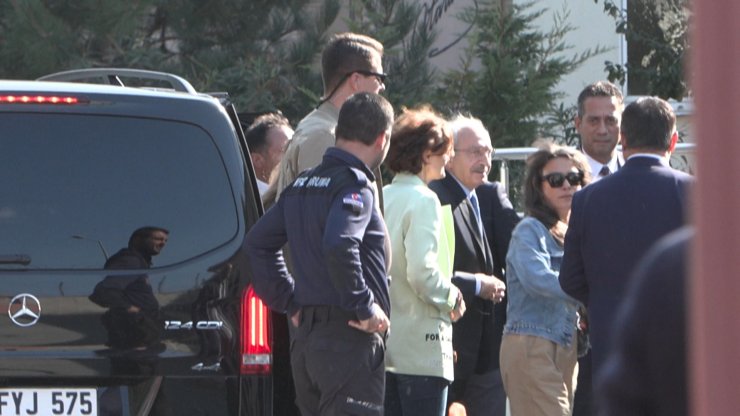 Kılıçdaroğlu Gezi Parkı Davasının Kadın Tutuklularını Ziyaret Etmek İçin Bakırköy Cezaevi'nde