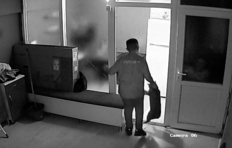 Kuaför Çırağı, İş Yeri Sahibinin Kedisini Darbetti; O Anlar Kamerada