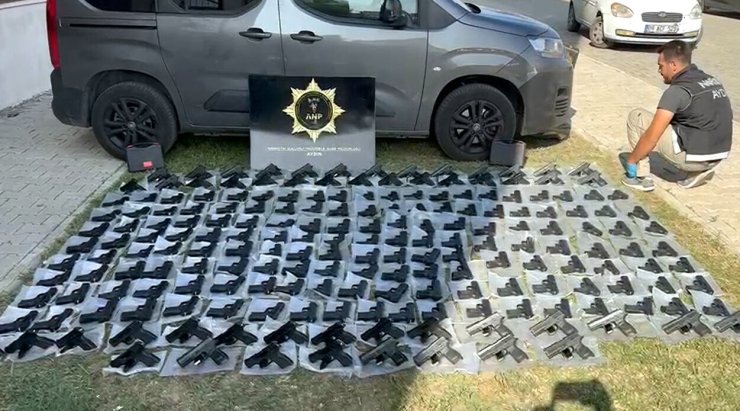 Otomobilde, Ruhsatsız 199 Tabanca Ele Geçirildi, 3 Gözaltı