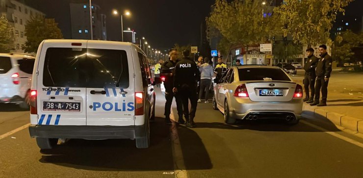 Polisin 'Dur' İhtarından Kaçıp, Seyir Halindeki Otomobilde Şoför Değiştirdiler