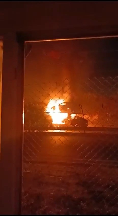 Tuzla'da, Tır Dorsesinde Garaja Götürülen 6 Adet Elektrikli Otomobil Alev Aldı