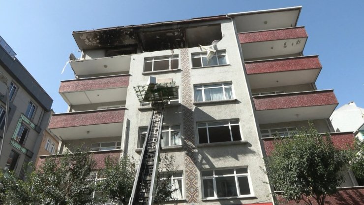 Bahçelievler'de Patlamanın Yaşandığı Binadan Eşyalar Alınıyor