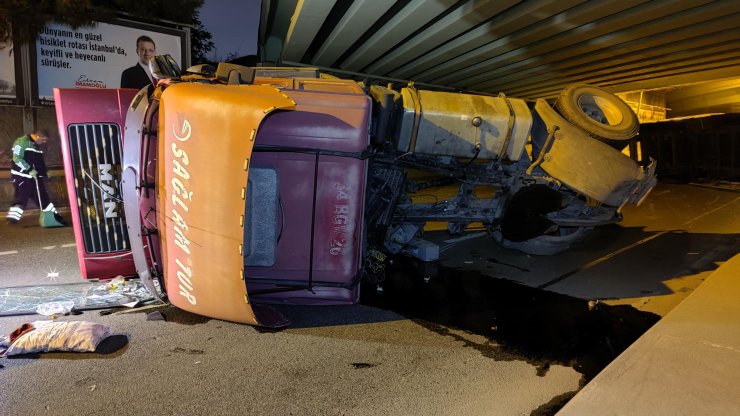 Bakırköy'de Köprünün Altına Çarpan Tır Devrildi: 2 Yaralı