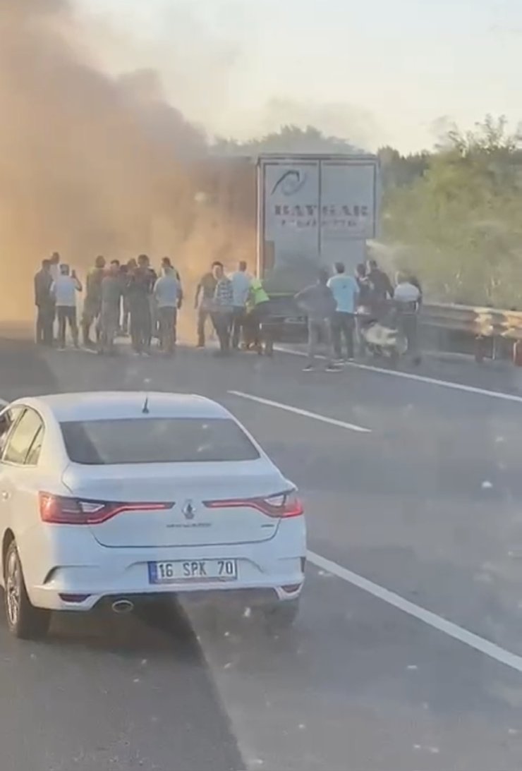 Beykoz'da Otoyolda Kağıt Yüklü Tır'da Yangın