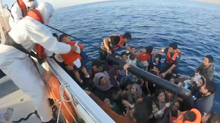 Çanakkale'de Yunan Unsurlarının Geri İttiği 1'i Bebek 49 Kaçak Göçmen Kurtarıldı