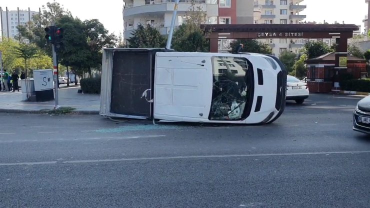 Kamyonet İle Otomobil Çarpıştı: 5 Yaralı