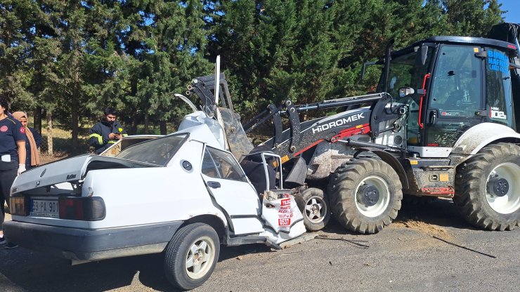 Kepçeyle Kafa Kafaya Çarpışan Otomobilin Sürücüsü Öldü