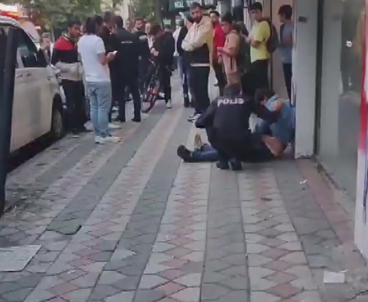 Sultangazi'de Sokakta Yürüyen Kadının Fotoğrafını Çekerken Yakalandı; Darbedildi