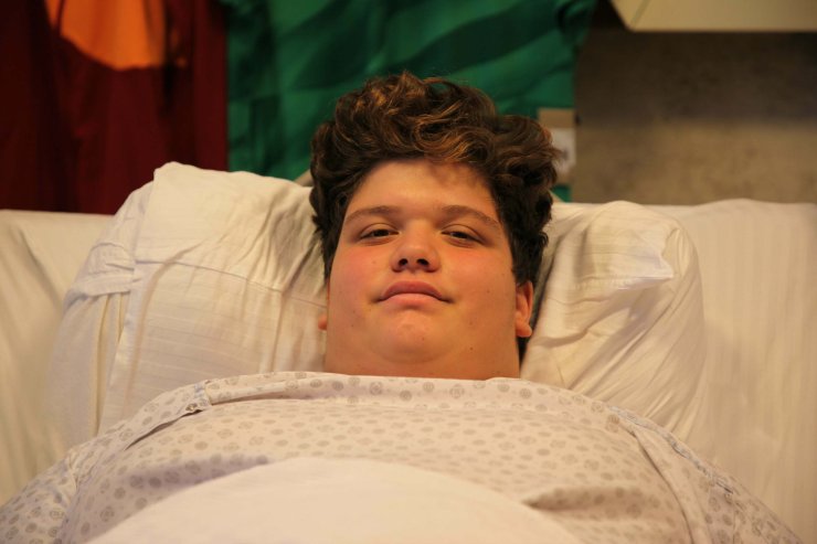 160 Kiloya Çıkan 15 Yaşındaki Emre'ye Mide Küçültme Ameliyatı; Halı Sahada Top Oynamak İstiyor