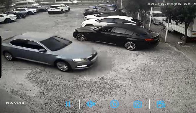 Avcılar'da Oto Galeriye Girdiler; Para Kasası İle Otomobil Çaldılar