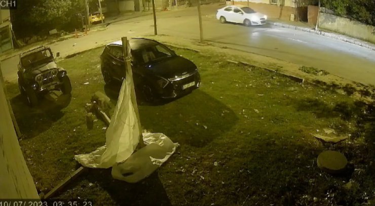 Başakşehir'de Arazi Aracının Camını Kırıp Lastiklerini Bıçaklayıp Kaçtı