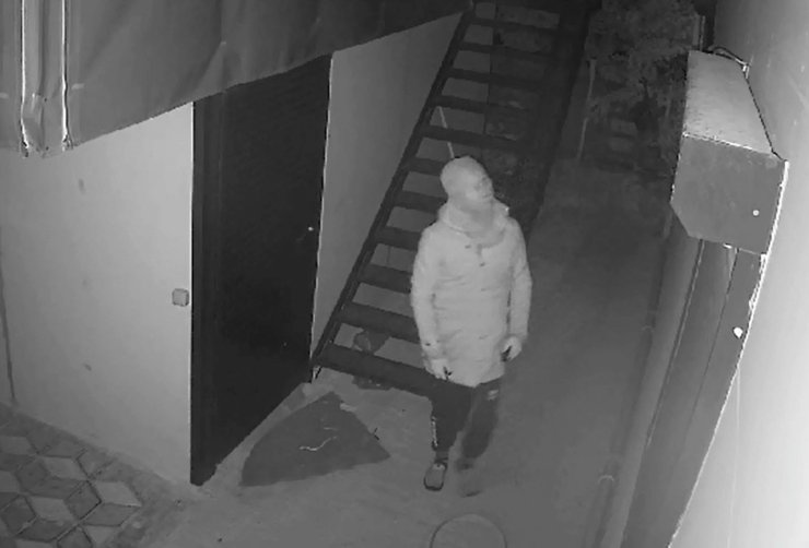 Başlarına Kadın Çorabı Geçirip, Güvenlik Kamerasını Baltayla Kıran Hırsızlık Şüphelileri Yakalandı