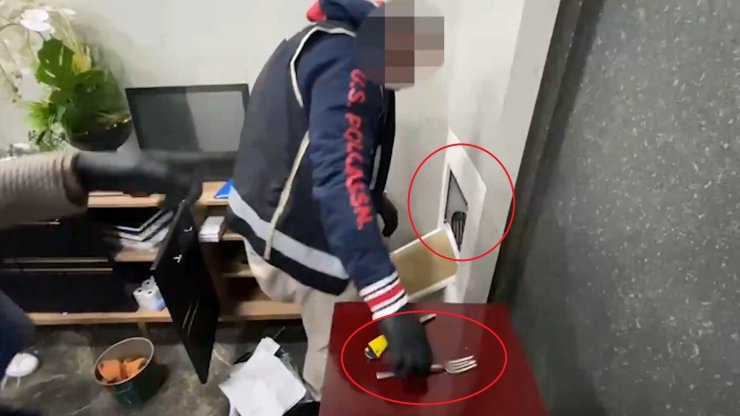 Gece Kulübünde Duvardaki Gizli Bölmeden Uzun Namlulu Silah Çıktı