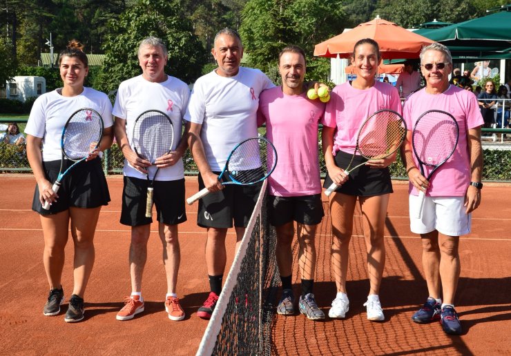 Pembe Toplarla Korta İnen Sporcular Meme Kanserine Farkındalık Yarattı