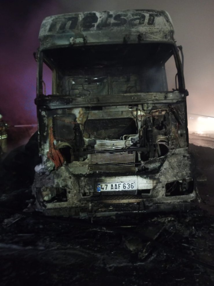 Sarıyer'de Kumaş Yüklü Tır Alev Alev Yandı