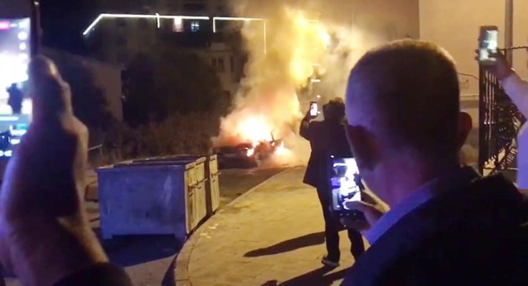 Seyir Halinde Alev Alan Otomobil Yandı, Çevredekiler Görüntülemeye Çalıştı