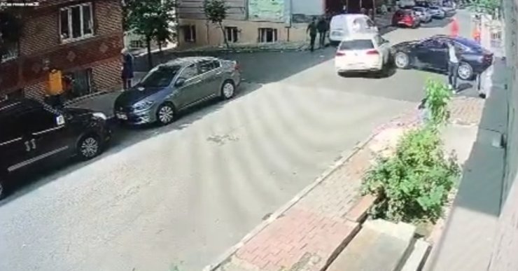 Sultangazi'de İki Otomobil Arasında Sıkışmaktan Son Anda Kurtuldu