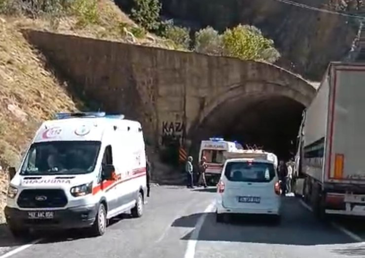 Tunceli'de 2 Otomobil Çarpıştı: 4'ü Çocuk 11 Yaralı