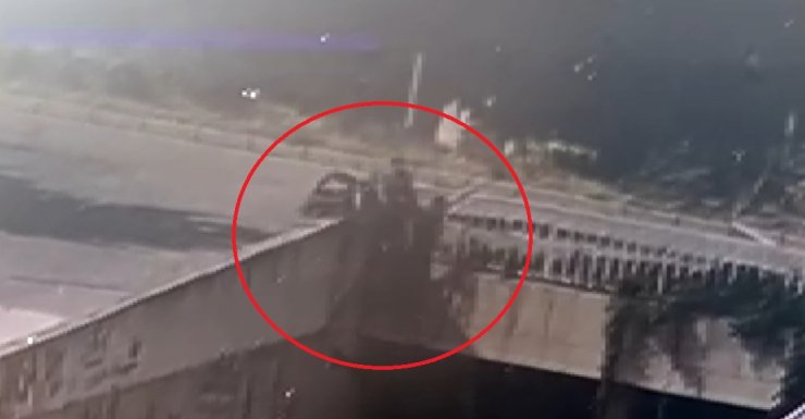 Bariyerlere Çarpan Motosiklet, Alt Geçide Düştü: 2 Yaralı