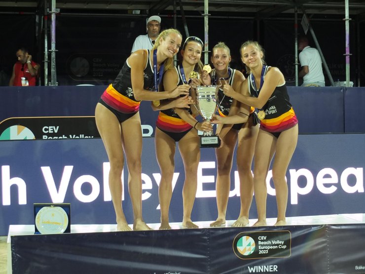 Burhaniye'de Plaj Voleybolu Şöleni