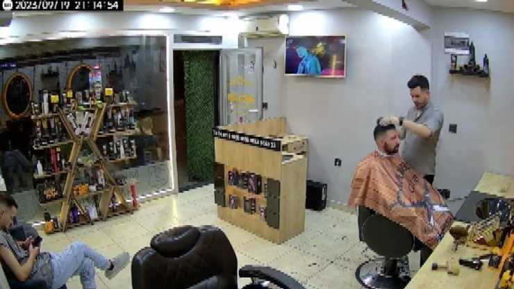 Esenyurt'ta Müşterinin Saçı Kurutulurken Fön Makinesinin Alev Alması Kamerada