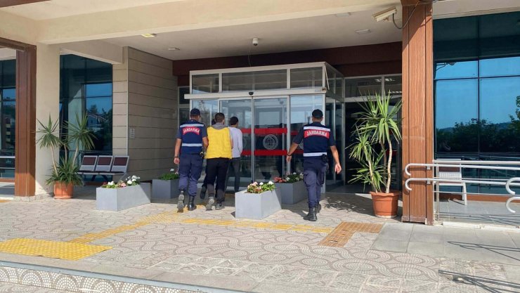 İzmir'de 464 Göçmen Yakalandı, 12 Organizatör Tutuklandı