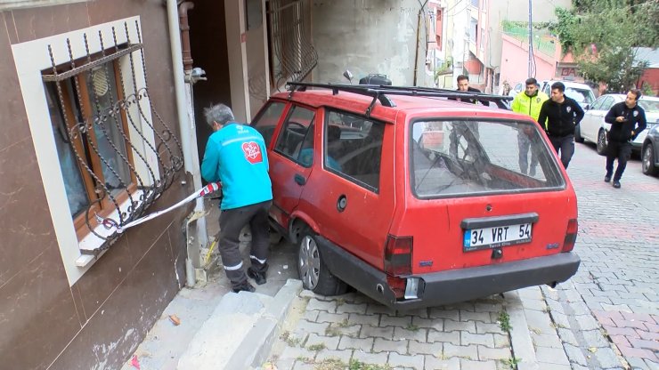 Kağıthane’de Freni Tutmayan Otomobil Doğalgaz Kutusunu Parçaladı