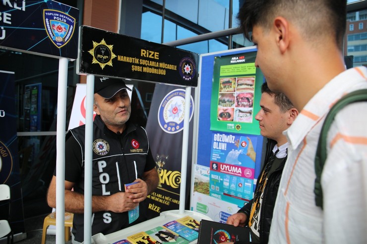 rize-emniyeti-2-ayda-2-bin-600-kisiyi-bilgilendirdi-1.jpg