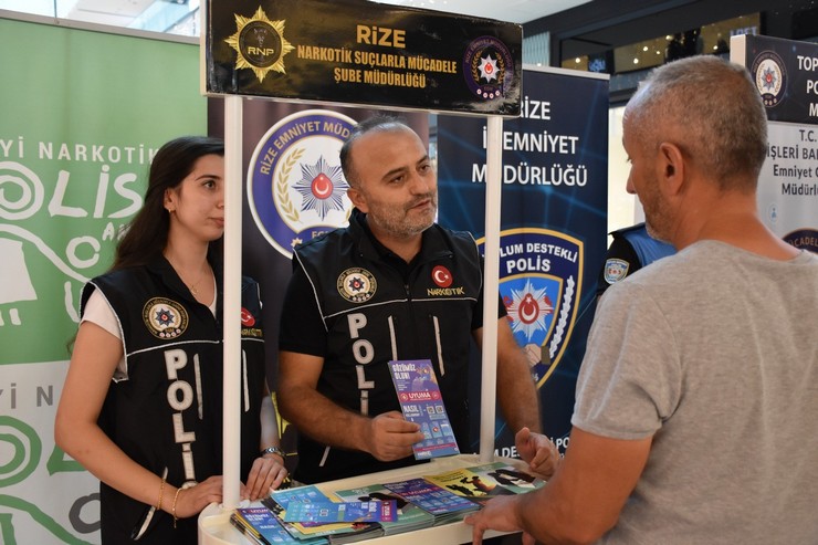 rize-emniyeti-2-ayda-2-bin-600-kisiyi-bilgilendirdi-3.jpg