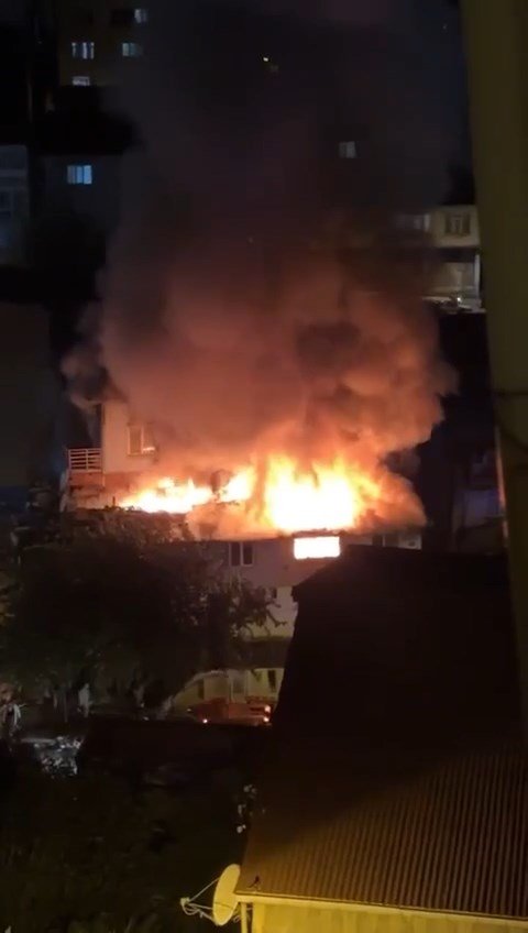Ataşehir’de 2 Katlı Binada Yangın