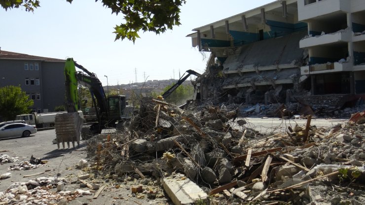 Avcılar’da Depreme Dayanıksız Okul Yıkıldı