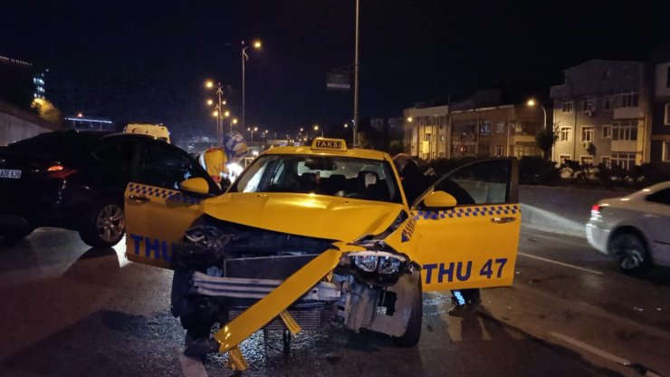 Bayrampaşa Tem Bağlantı Yolunda Zincirleme Trafik Kazası: 4 Yaralı