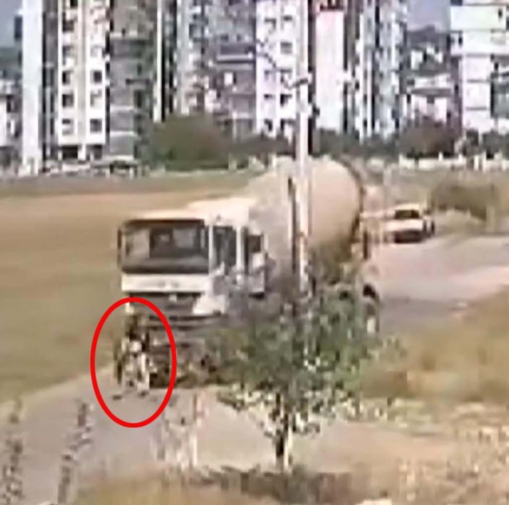 Beton Mikserinin Çarptığı Anne İle Kızı Yaralandı; Kaza Anı Kamerada