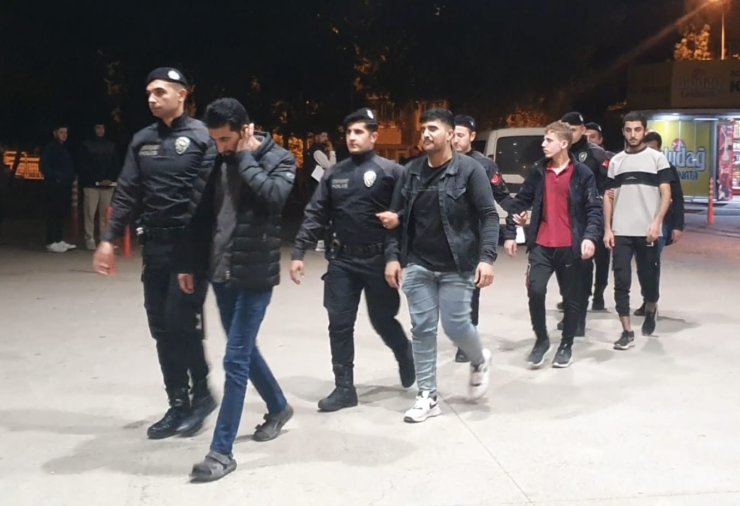 Bursa'da Bir Apartmana Yapılan Baskında 35'i Kaçak 50 Göçmen Yakalandı