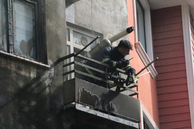 Dumandan Etkilenen Yavru Kedilere Kalp Masajı Ve Suni Teneffüs Yaptılar Ancak Yaşatamadılar