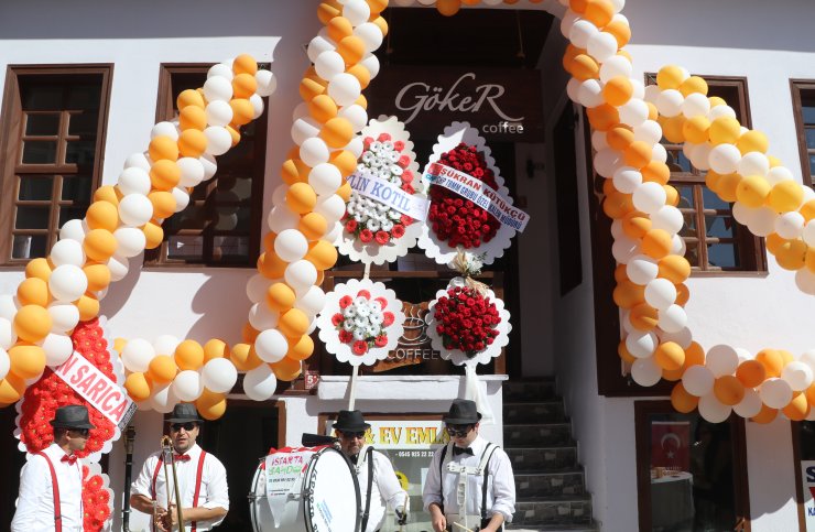 Eski Vekilin Açtığı Kafenin Gelirleri Öğrencilere Burs Olacak