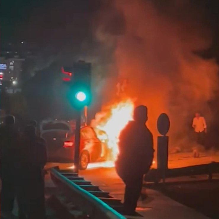 Gaziosmanpaşa'da Çarpışan Taksi İle Motosiklet Alev Alev Yandı: 1 Ölü 1 Yaralı