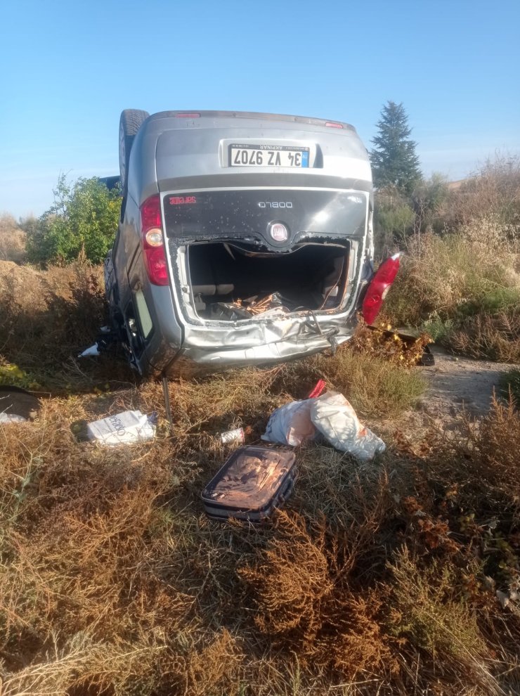 Kırıkkale'de Hafif Ticari Araç Devrildi: 3 Yaralı