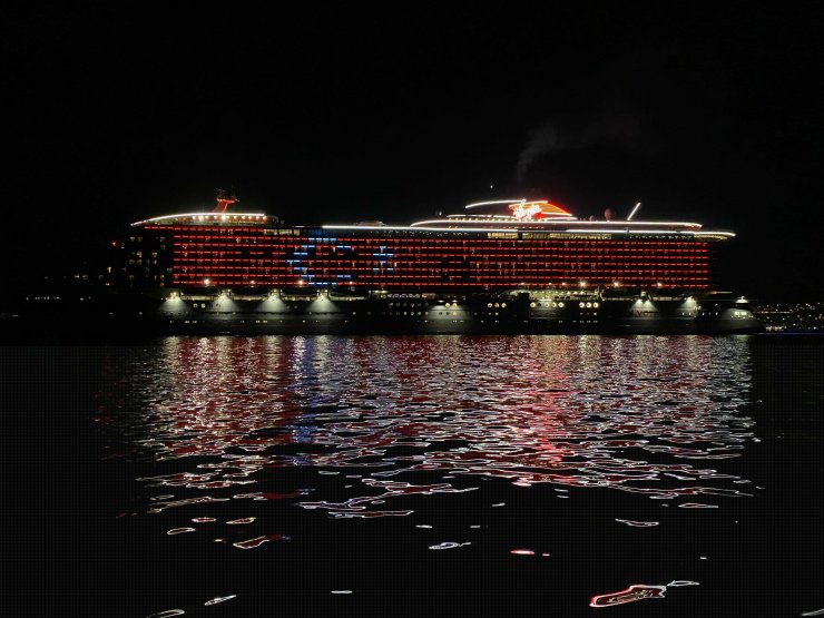 Bodrum'dan Ayrılan Bahamalar Bandıralı Yolcu Gemisinden Yine 'Türk Bayrağı' Işıklandırması Yansıtıldı