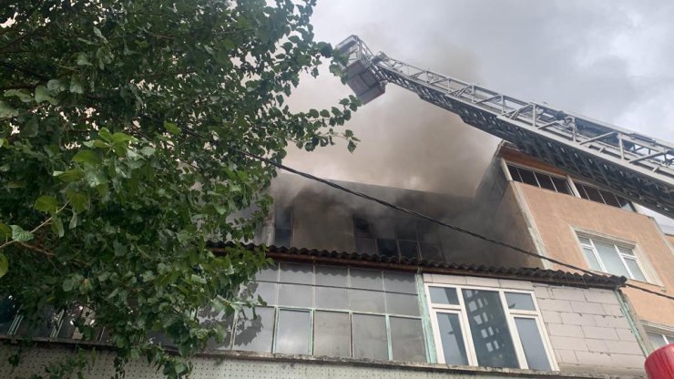 Eyüpsultan'da Müzik Aleti İmalathanesinde Yangın; 2 İtfaiyeci Dumandan Etkilendi