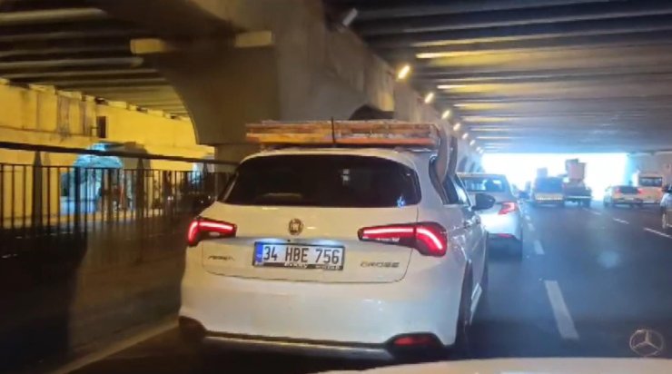 Fatih'te Otomobil Tavanında Tehlikeli Taşımacılık Kamerada