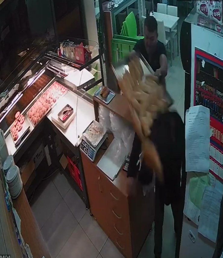 Kasadan Para Çalan Hırsızın Başına Börek Tepsisi İle Vurdu