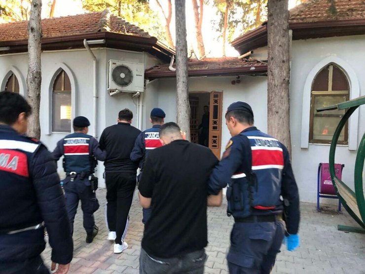 Manisa'da, 64 Kişinin Yakalandığı Uyuşturucu Operasyonunda, F Serisi 1 Dolar Da Ele Geçirildi