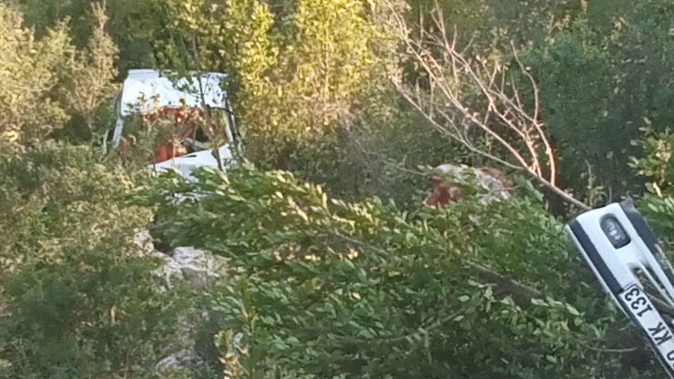 Otomobil 30 Metrelik Uçuruma Yuvarlandı: 1 Ölü, 1 Yaralı