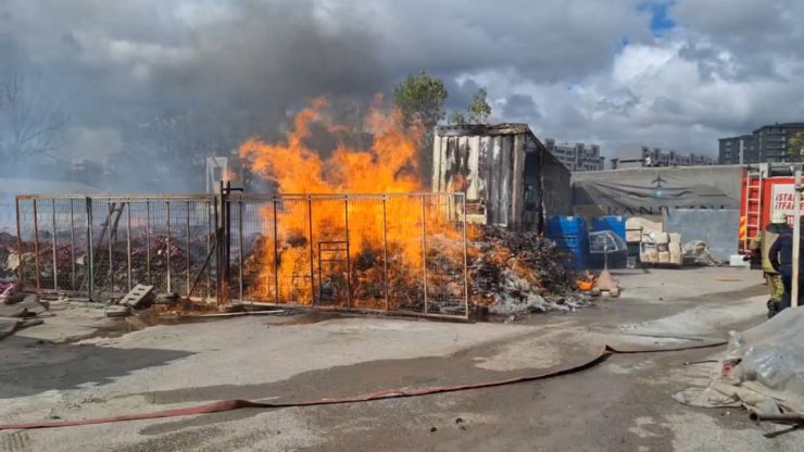 Pendik'te Yediemin Deposunda Yangın