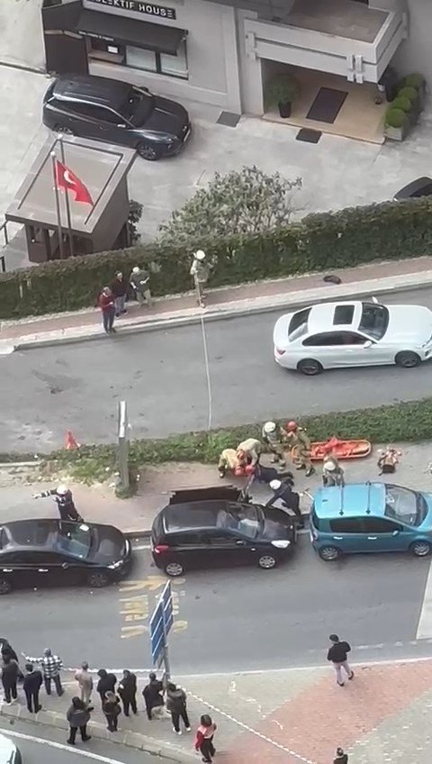 Şişli'de Kaldırımın Çökmesiyle Oluşan Çukura Düşen Kadın Böyle Kurtarıldı