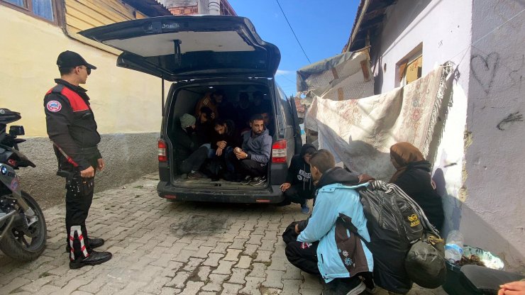 Sürücünün Terk Ettiği Minibüste 23 Kaçak Göçmen Yakalandı