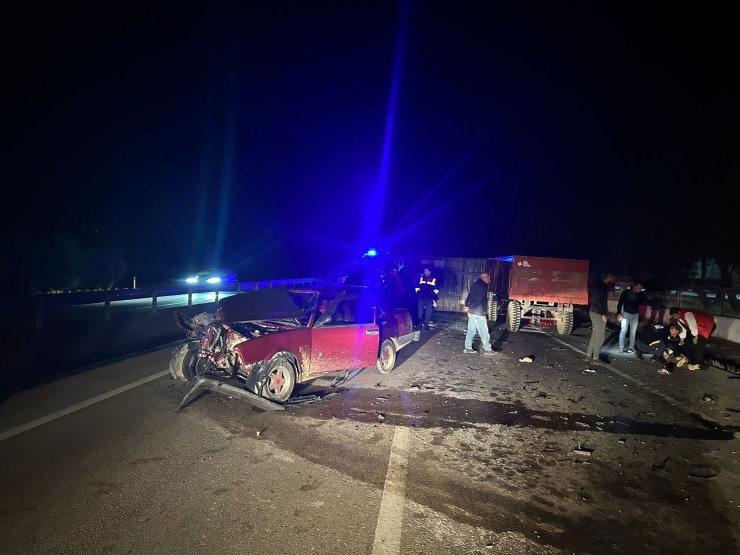 Susurluk'ta Otomobil İle Traktör Çarpıştı: 3 Yaralı